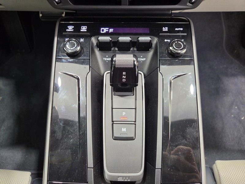 Porsche 911 Vehicle Full-screen Gallery Image 16