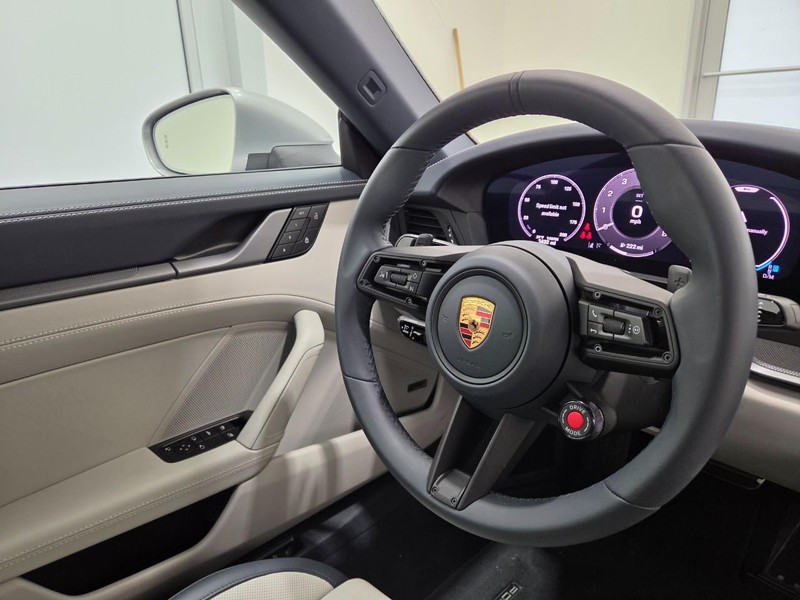 Porsche 911 Vehicle Full-screen Gallery Image 17