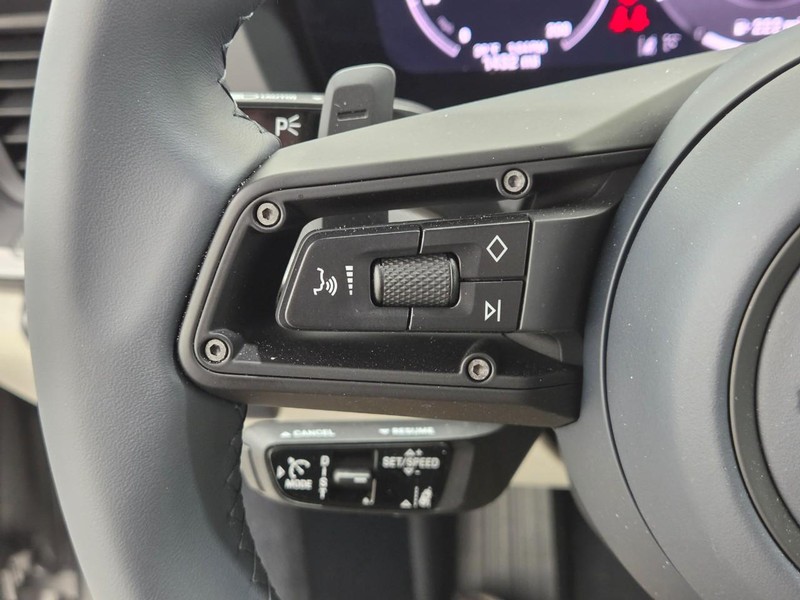 Porsche 911 Vehicle Full-screen Gallery Image 19