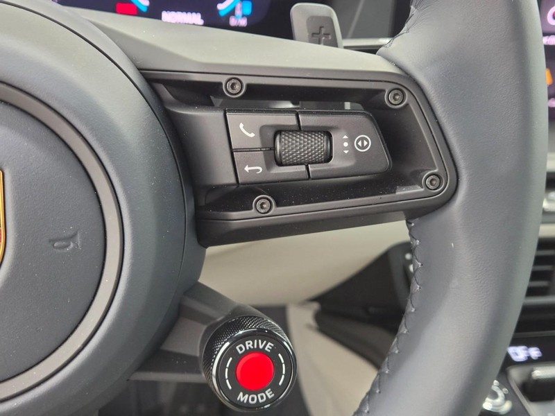 Porsche 911 Vehicle Full-screen Gallery Image 20