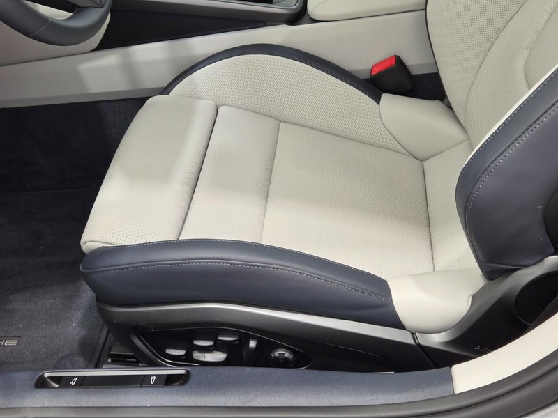 Porsche 911 Vehicle Full-screen Gallery Image 26