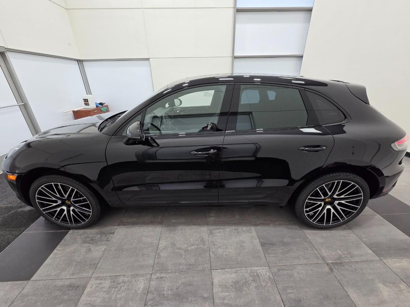 Porsche Macan Vehicle Full-screen Gallery Image 2