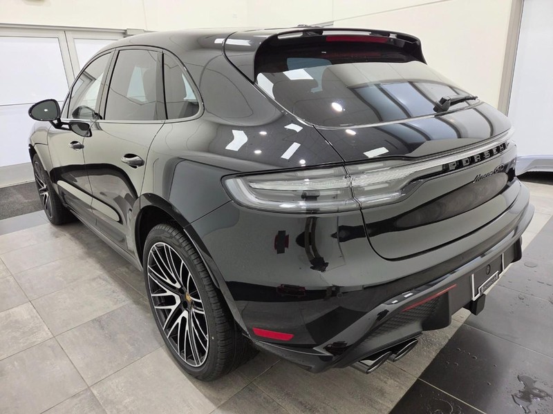 Porsche Macan Vehicle Full-screen Gallery Image 3