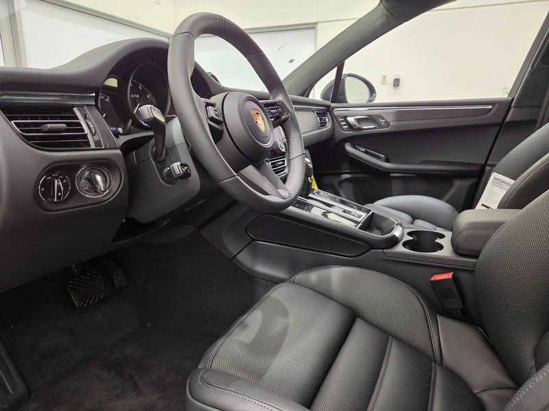 Porsche Macan Vehicle Full-screen Gallery Image 4