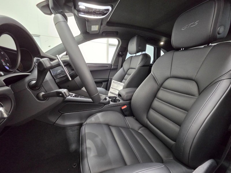 Porsche Macan Vehicle Full-screen Gallery Image 5