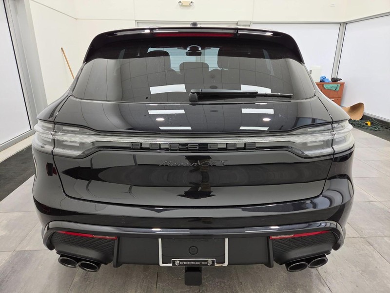 Porsche Macan Vehicle Full-screen Gallery Image 6