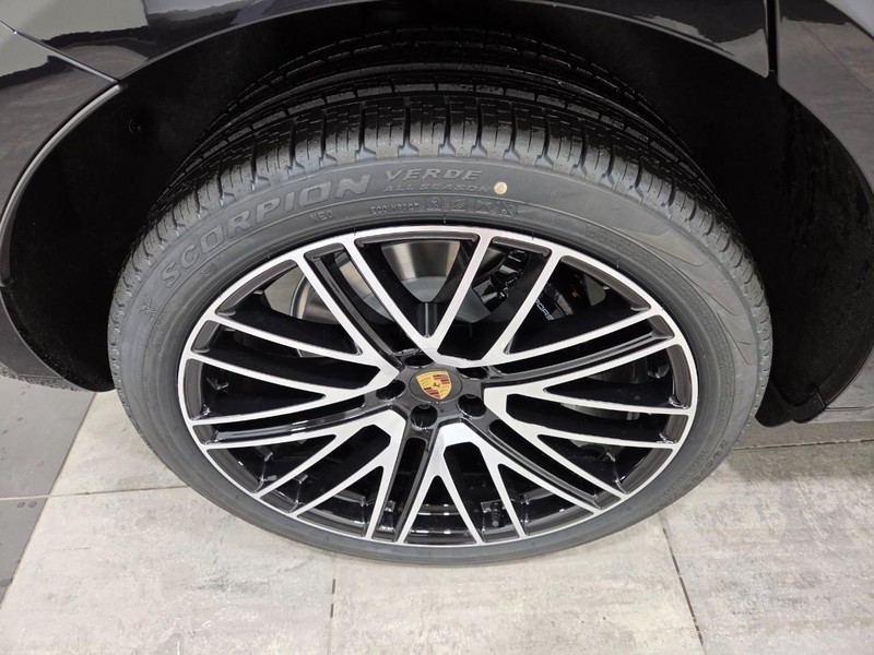 Porsche Macan Vehicle Full-screen Gallery Image 8