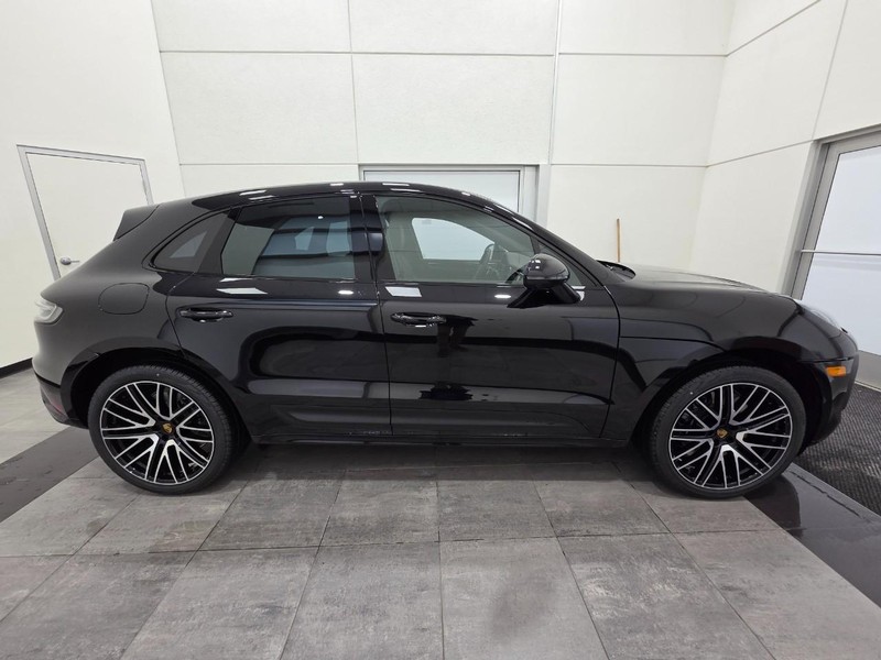 Porsche Macan Vehicle Full-screen Gallery Image 9