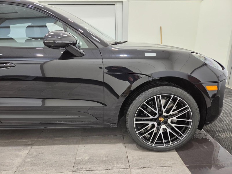 Porsche Macan Vehicle Full-screen Gallery Image 10