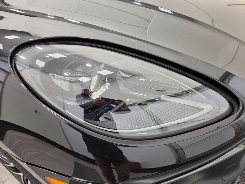 Porsche Macan Vehicle Full-screen Gallery Image 11