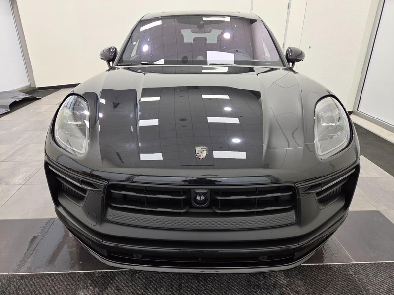 Porsche Macan Vehicle Full-screen Gallery Image 12