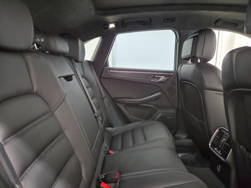 Porsche Macan Vehicle Full-screen Gallery Image 13