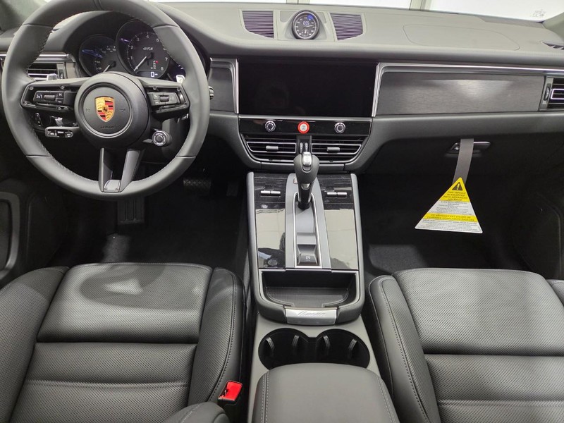 Porsche Macan Vehicle Full-screen Gallery Image 14