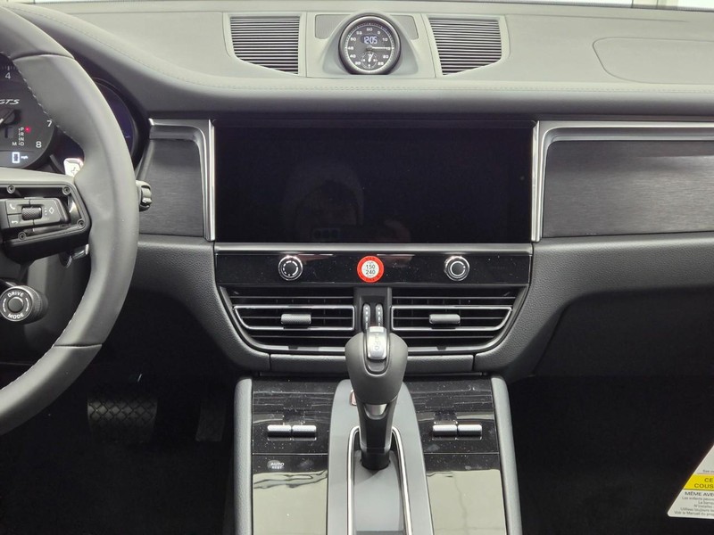 Porsche Macan Vehicle Full-screen Gallery Image 15