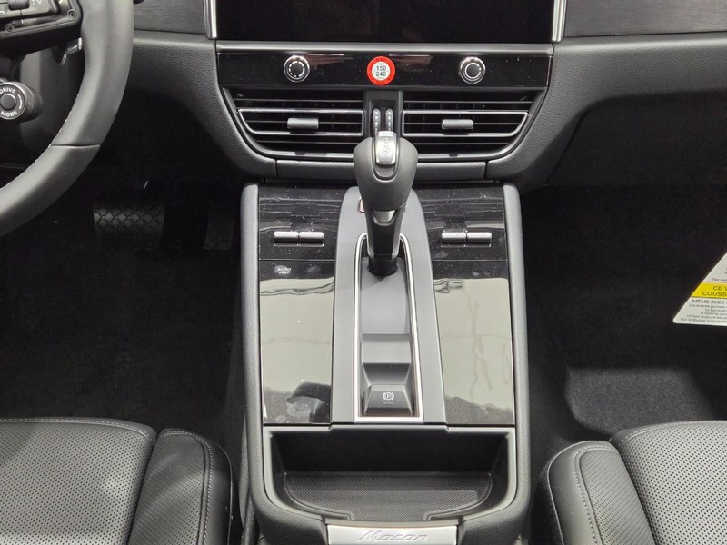 Porsche Macan Vehicle Full-screen Gallery Image 16