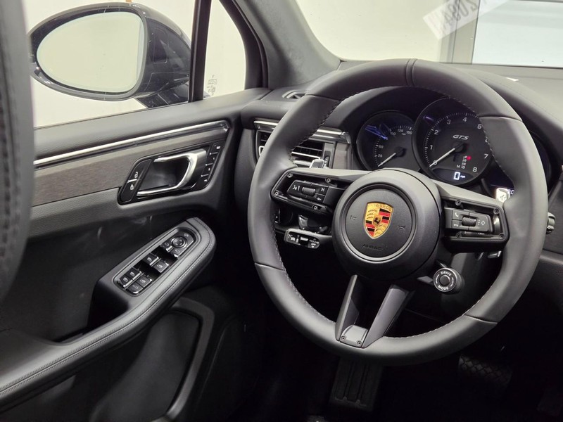 Porsche Macan Vehicle Full-screen Gallery Image 17