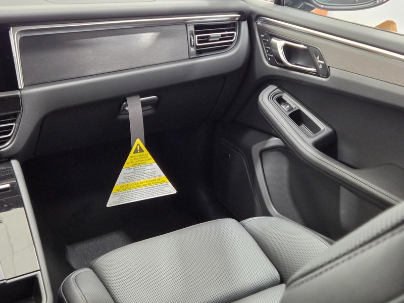 Porsche Macan Vehicle Full-screen Gallery Image 18