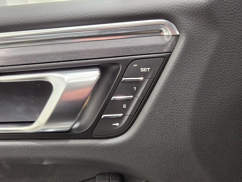 Porsche Macan Vehicle Full-screen Gallery Image 19