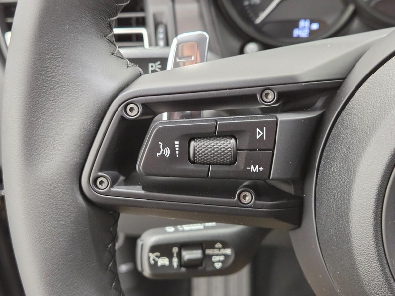 Porsche Macan Vehicle Full-screen Gallery Image 20