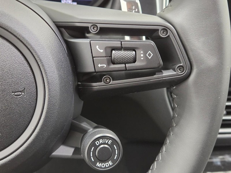 Porsche Macan Vehicle Full-screen Gallery Image 21