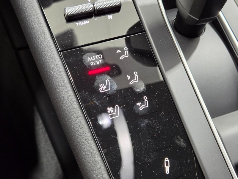 Porsche Macan Vehicle Full-screen Gallery Image 22