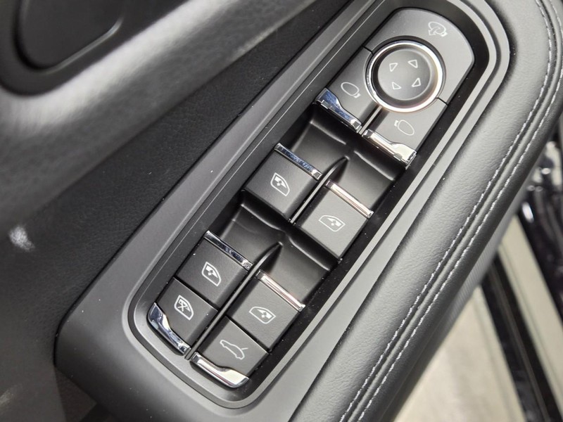 Porsche Macan Vehicle Full-screen Gallery Image 24