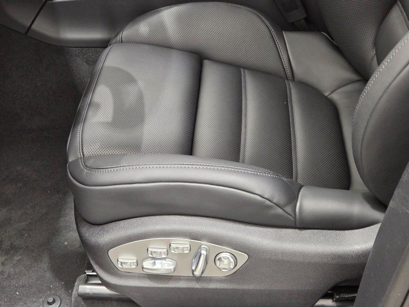 Porsche Macan Vehicle Full-screen Gallery Image 25