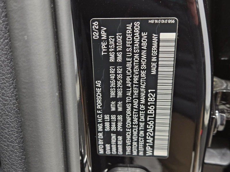 Porsche Macan Vehicle Full-screen Gallery Image 26