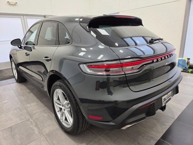 Porsche Macan Vehicle Full-screen Gallery Image 3