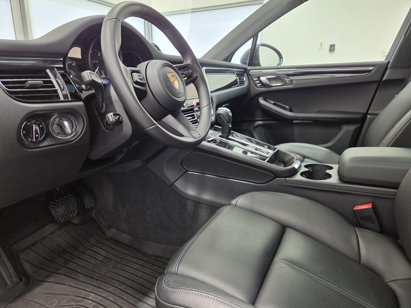 Porsche Macan Vehicle Full-screen Gallery Image 4