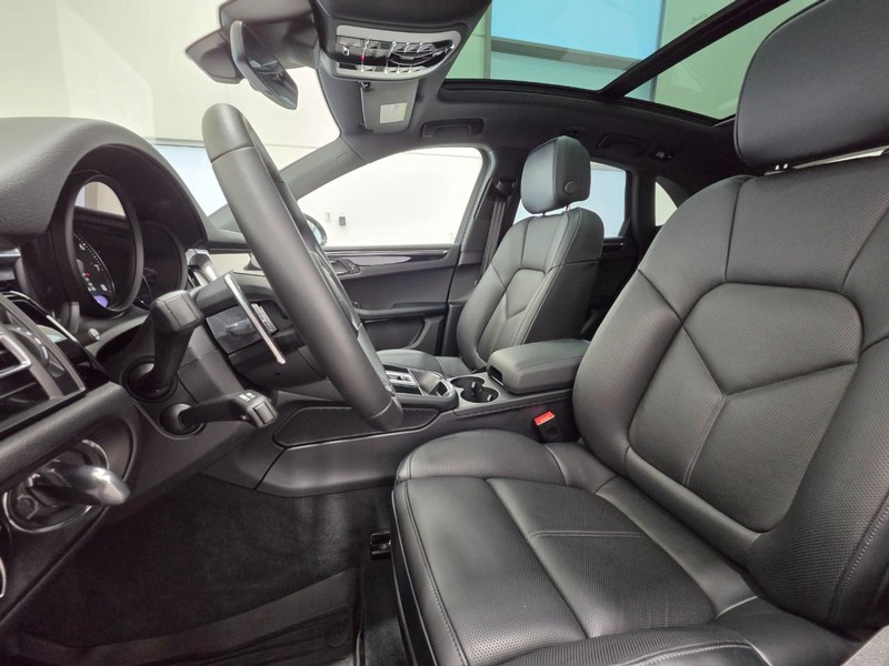 Porsche Macan Vehicle Full-screen Gallery Image 5