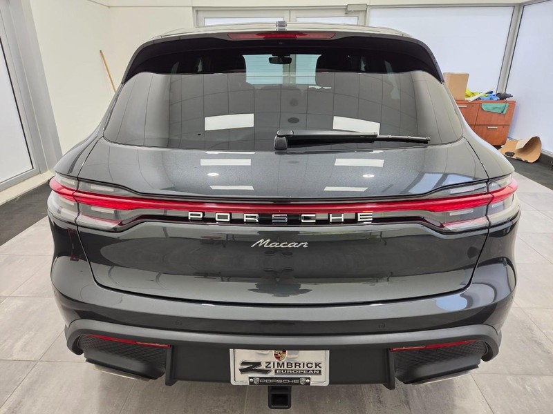 Porsche Macan Vehicle Full-screen Gallery Image 6