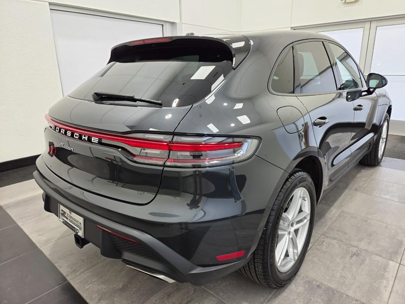 Porsche Macan Vehicle Full-screen Gallery Image 7