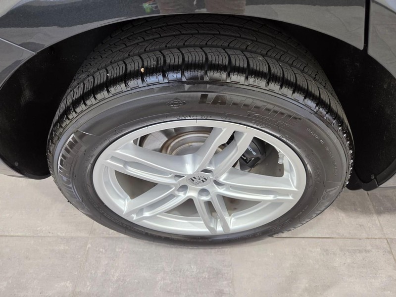 Porsche Macan Vehicle Full-screen Gallery Image 8