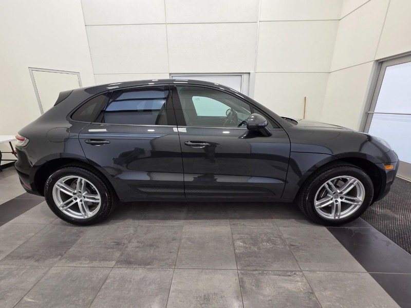 Porsche Macan Vehicle Full-screen Gallery Image 9