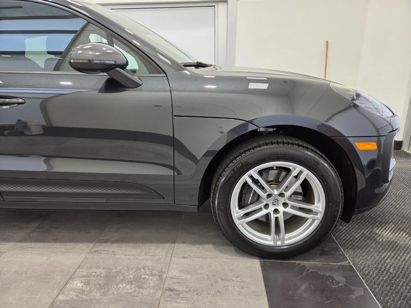 Porsche Macan Vehicle Full-screen Gallery Image 10