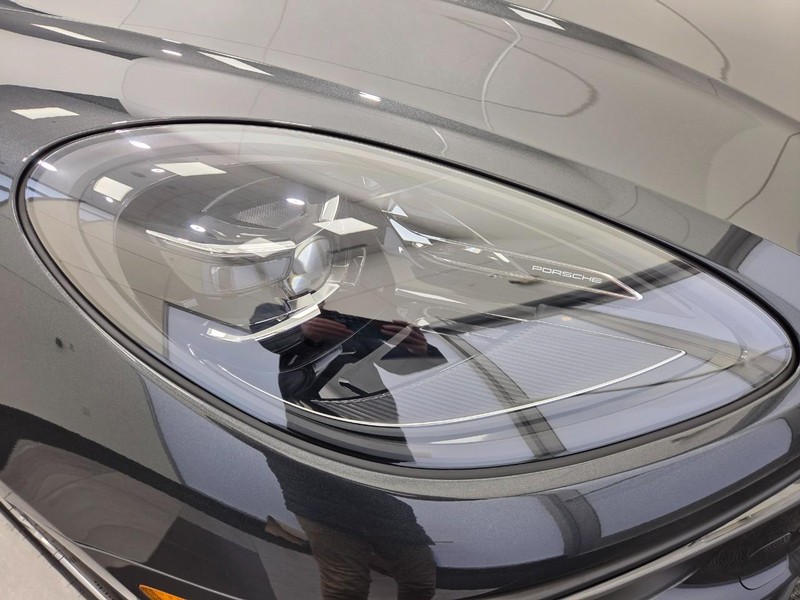 Porsche Macan Vehicle Full-screen Gallery Image 11