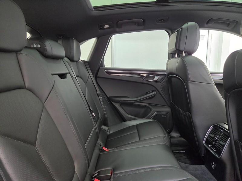 Porsche Macan Vehicle Full-screen Gallery Image 12