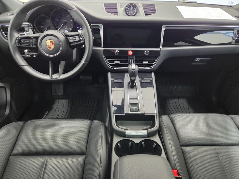 Porsche Macan Vehicle Full-screen Gallery Image 13