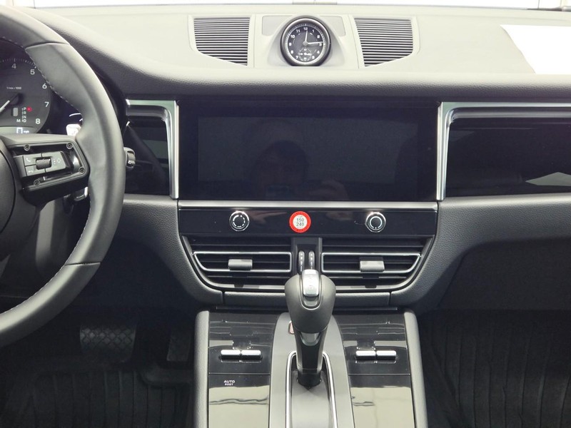 Porsche Macan Vehicle Full-screen Gallery Image 14