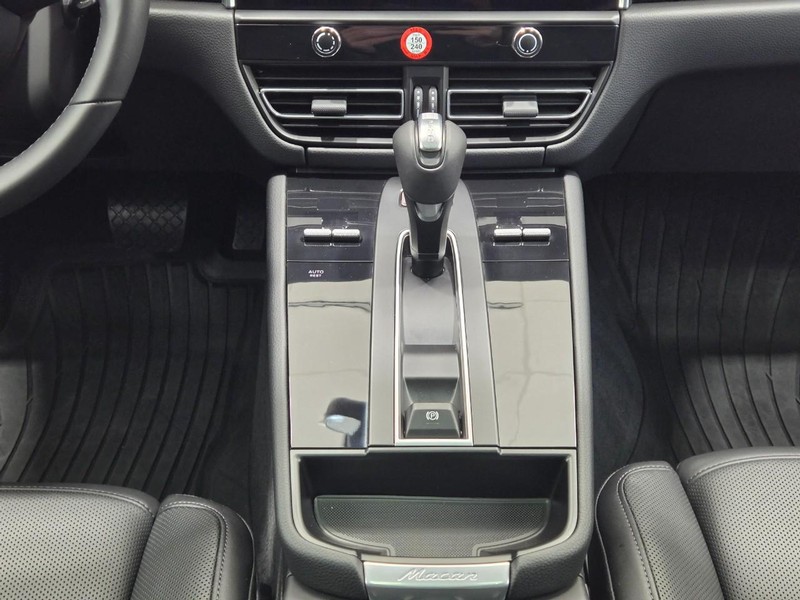 Porsche Macan Vehicle Full-screen Gallery Image 15