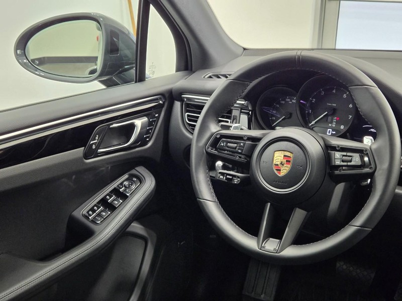 Porsche Macan Vehicle Full-screen Gallery Image 16