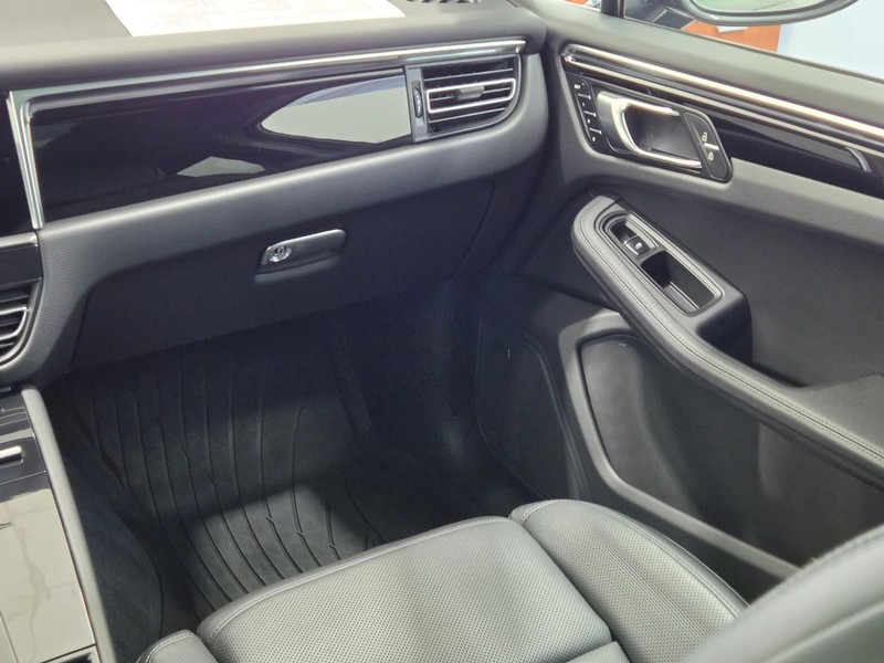 Porsche Macan Vehicle Full-screen Gallery Image 17