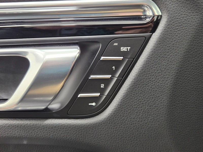 Porsche Macan Vehicle Full-screen Gallery Image 18