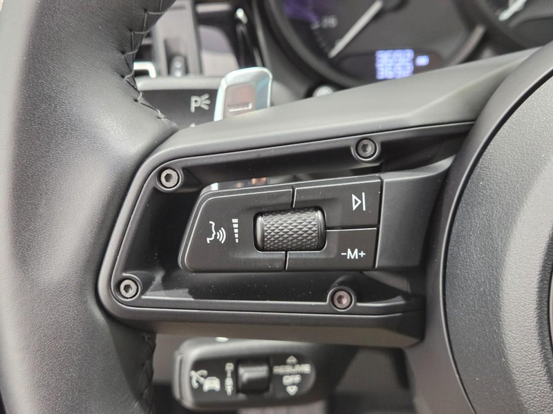 Porsche Macan Vehicle Full-screen Gallery Image 19