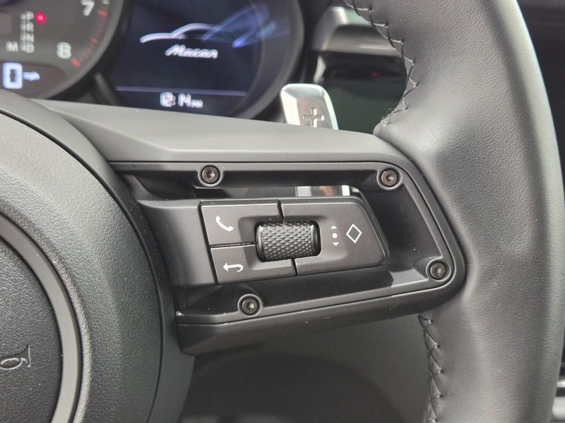 Porsche Macan Vehicle Full-screen Gallery Image 20