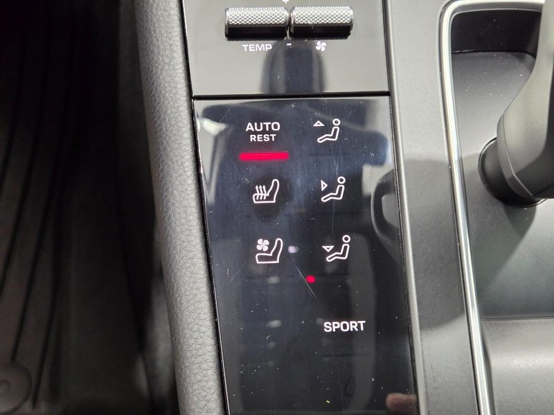 Porsche Macan Vehicle Full-screen Gallery Image 23