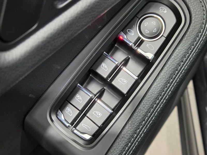 Porsche Macan Vehicle Full-screen Gallery Image 24