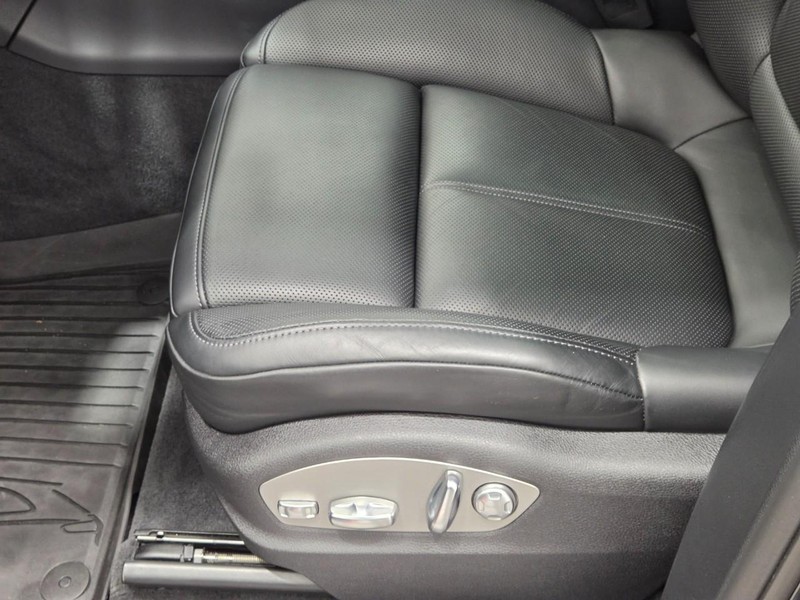 Porsche Macan Vehicle Full-screen Gallery Image 25