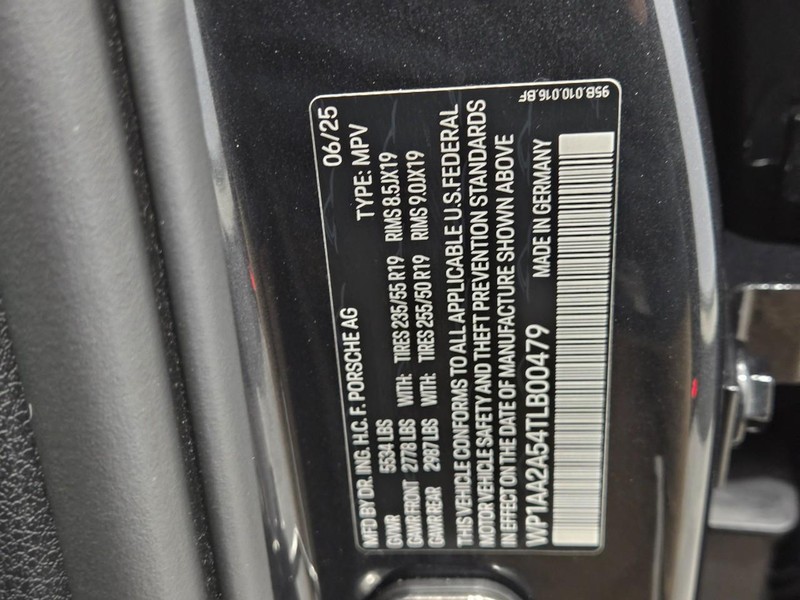 Porsche Macan Vehicle Full-screen Gallery Image 26